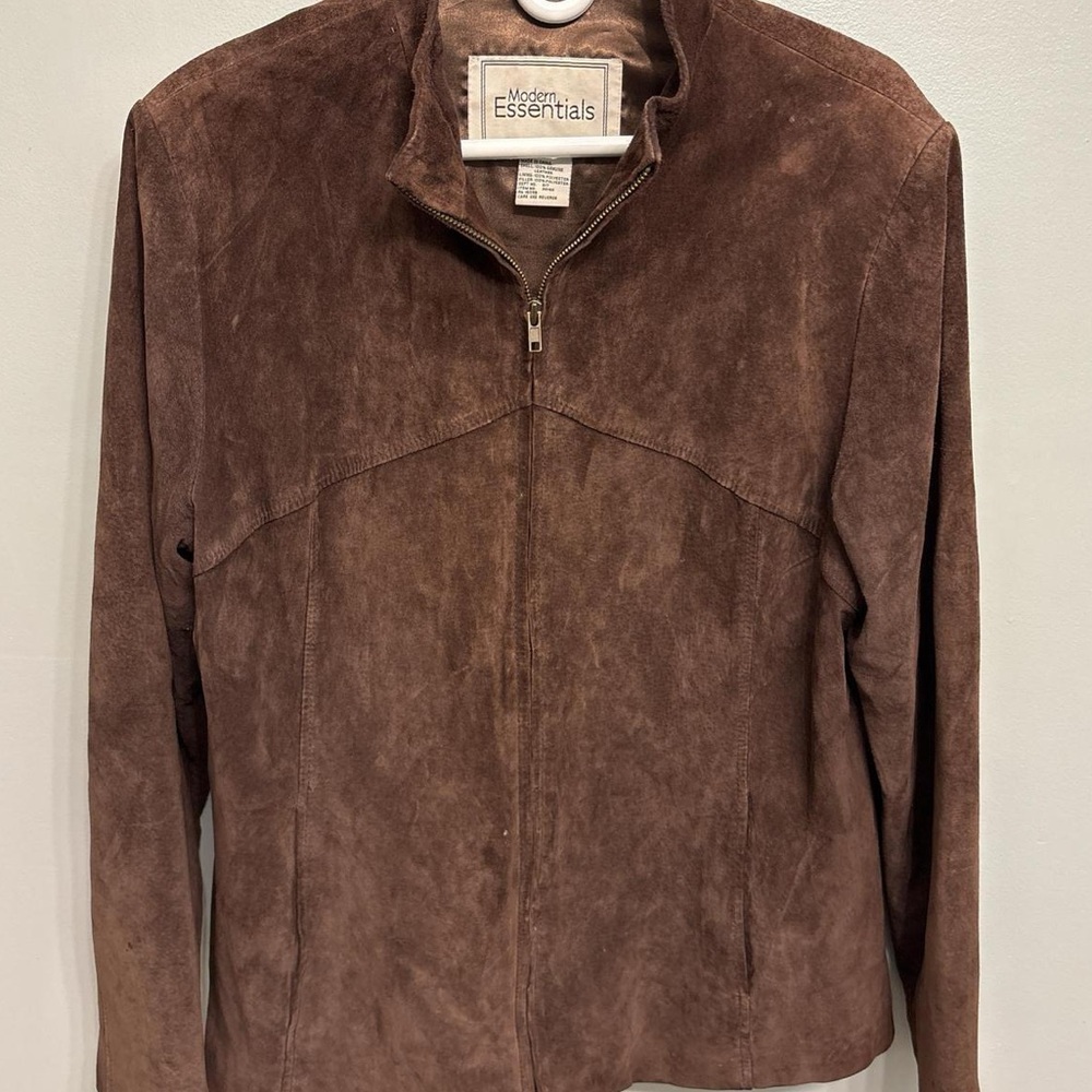 Brown suede jacket with a boho touch
Size LG
See pictures for flaws
